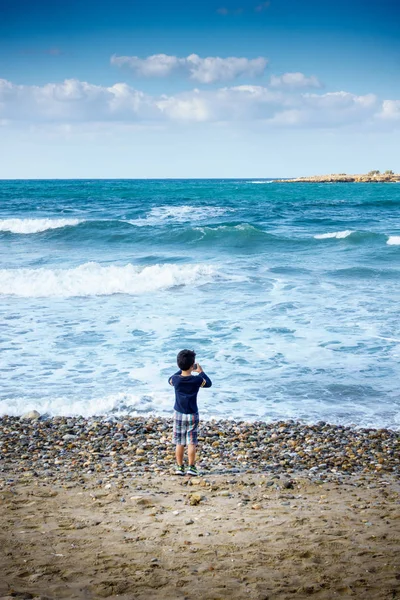 Vacker Utsikt Över Pojke Står Vid Beach Kreta Grekland — Stockfoto