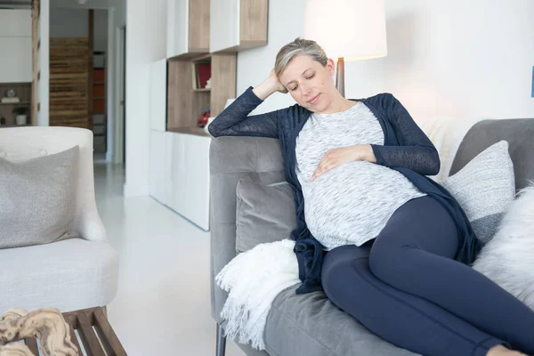 Femeie Întinsă Canapea Atingând Burta Însărcinată — Fotografie, imagine de stoc