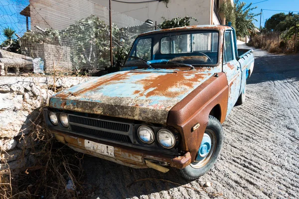 Altes Auto auf der Straße — Stockfoto