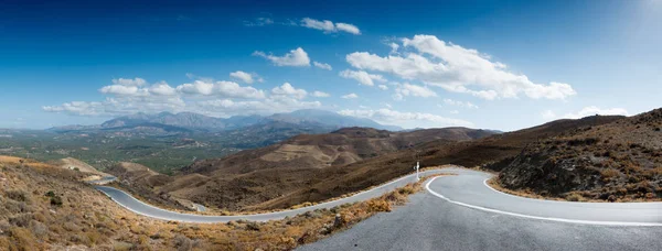 Estrada Sinuosa Com Campo Montanha Contra Céu Nublado Creta Grécia — Fotografia de Stock