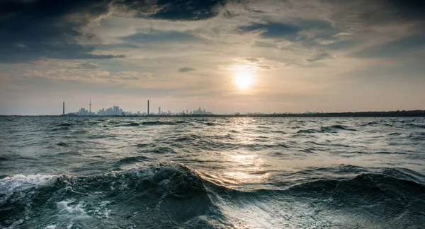 Ciudad skyline y el lago Ontario — Foto de Stock
