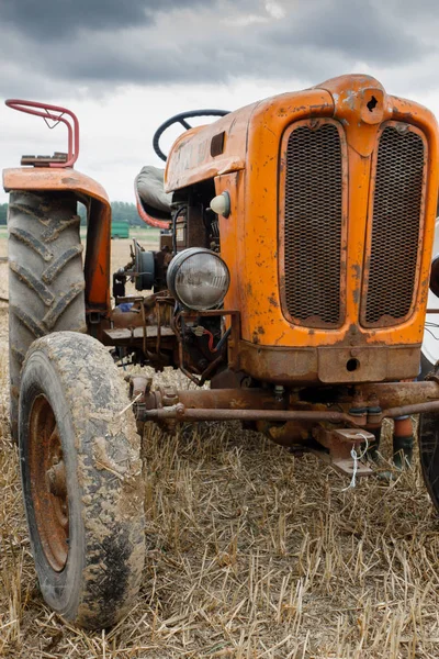 Old tractor — Stock Photo, Image