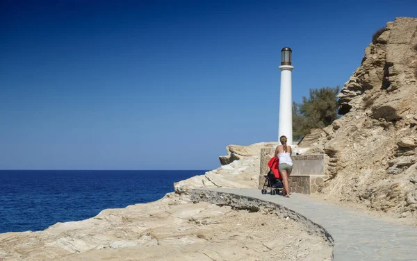 Malerischer Blick Auf Das Meer Mit Frau Schiebt Kinderwagen Auf — Stockfoto