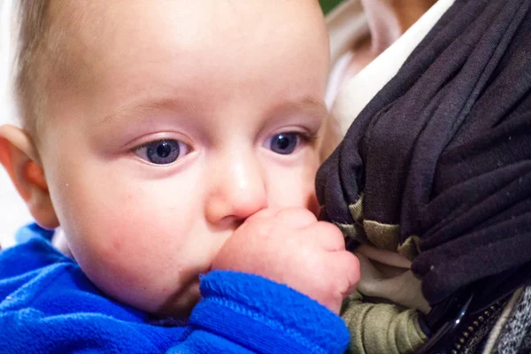 Zbliżenie Baby Boy Kciuk Ssanie Grecja — Zdjęcie stockowe
