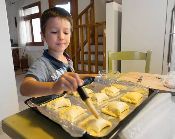 Pojke Borstning Puff Köket — Stockfoto