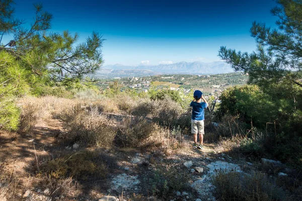Vista Posteriore Del Ragazzo Che Guarda Montagna Archanes Creta Grecia — Foto Stock