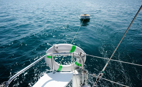 Liten båt som bunden för att leverera på havet — Stockfoto