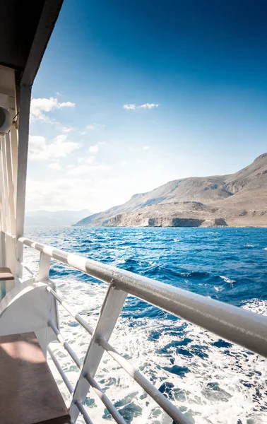 Montaña y paisaje marino desde el barco, Creta, Grecia — Foto de Stock