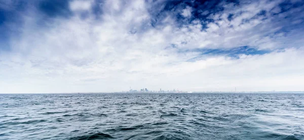 A paisagem marinha contra o céu nublado — Fotografia de Stock