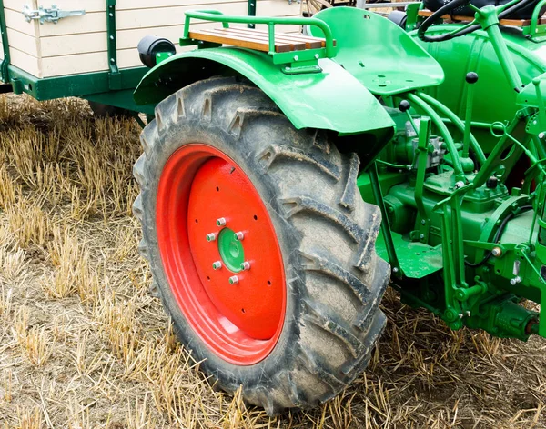 Трактор Травяном Поле — стоковое фото