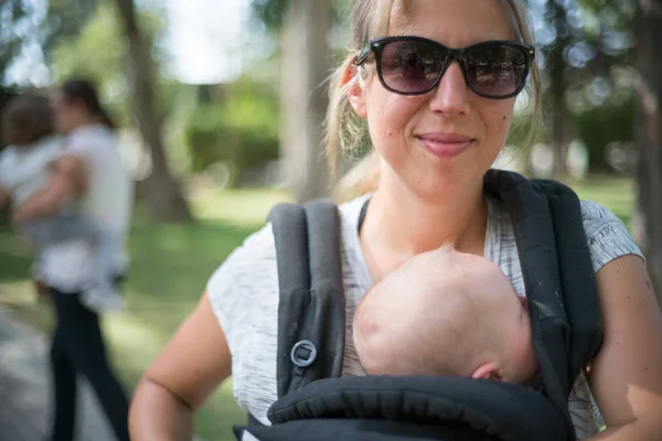 Portrait Mother Her Baby Carrier — Stock Photo, Image