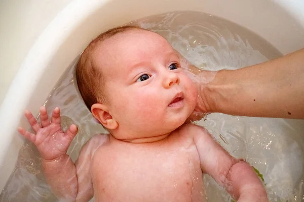 Mom Holding Newborn Baby Bathtub — Stock Photo, Image