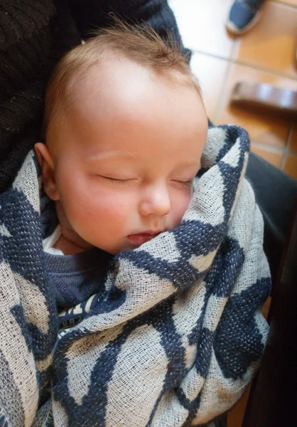 Pasgeboren Baby Slapen Gewikkeld Een Deken — Stockfoto