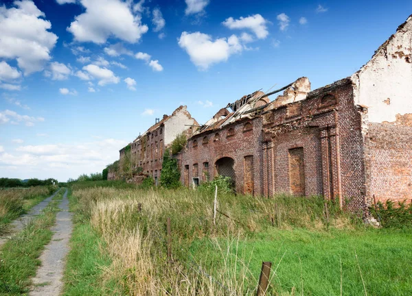 Verlaten Ruïnes Van Baksteen Structuur Gras Veld — Stockfoto