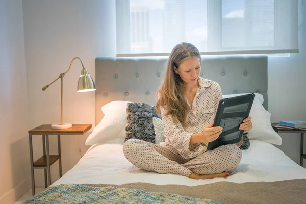 Mujer Joven Pijama Usando Tableta Digital Cama — Foto de Stock