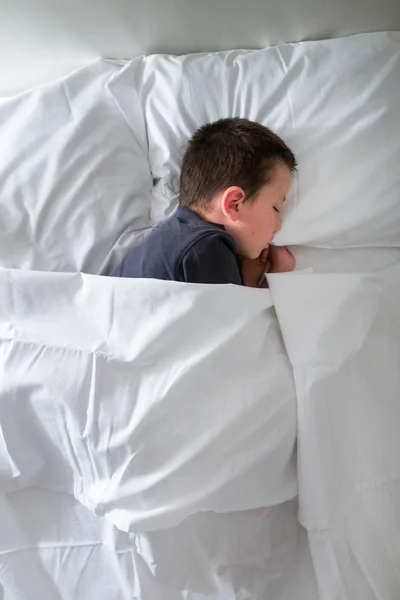 Menino Dormindo Cama Com Cobertor — Fotografia de Stock