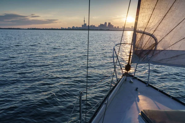 Segelboot und Seenlandschaft — Stockfoto