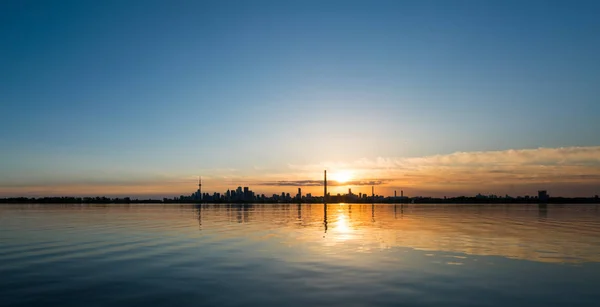 Skyline da cidade e paisagem marinha — Fotografia de Stock