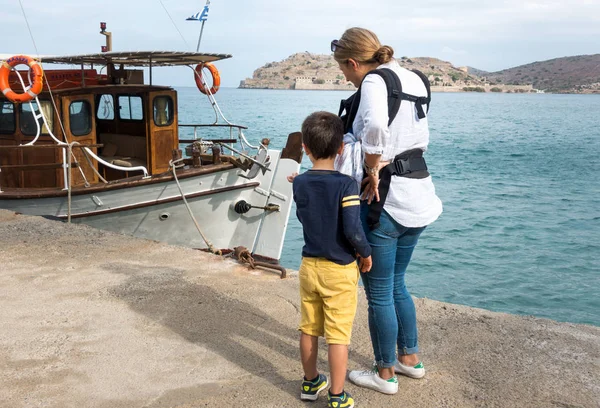 Achteraanzicht Van Moeder Met Kinderen Kijken Naar Afgemeerd Boot Zee — Stockfoto