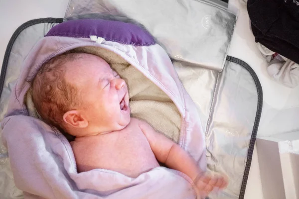 Schattige Pasgeboren Babyjongen Huilen Bed — Stockfoto