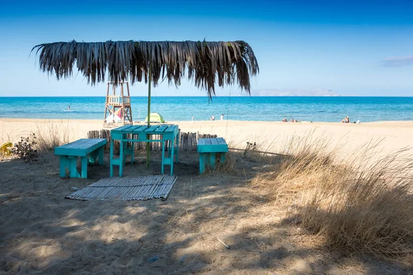Empty table and bench on beach — Stock Photo, Image