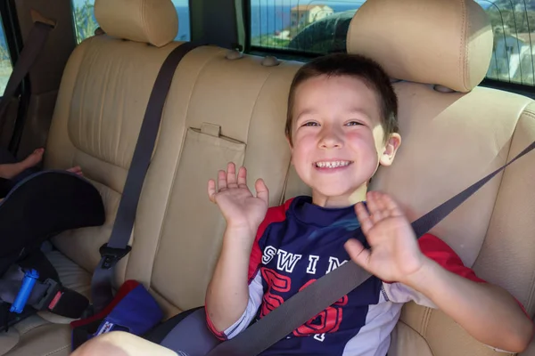 Портрет Счастливого Мальчика Ремнях Безопасности Автомобиля — стоковое фото