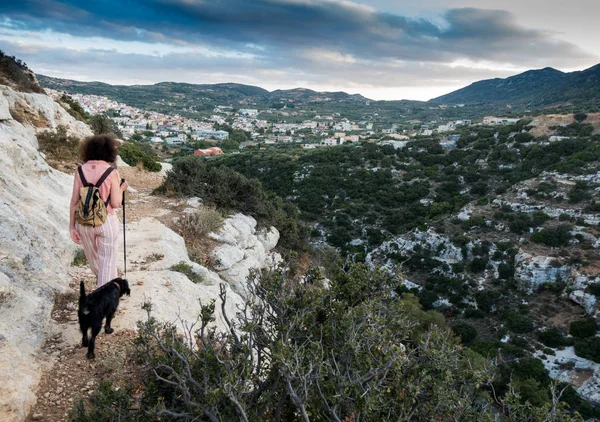 Frau Mit Hund Wandert Auf Berg Archanes Beton Griechenland — Stockfoto