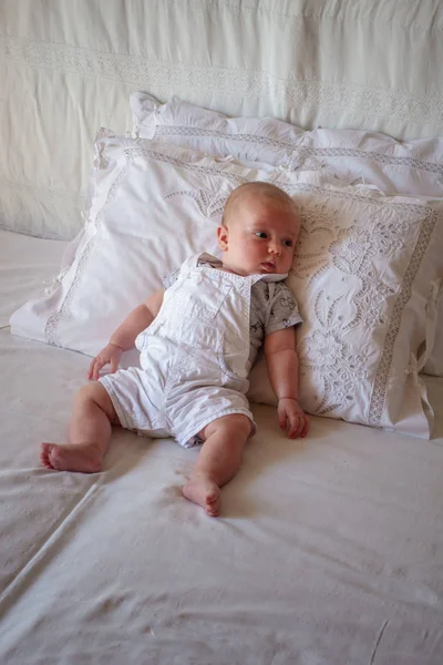 Schattig Klein Jongetje Liggend Bed — Stockfoto