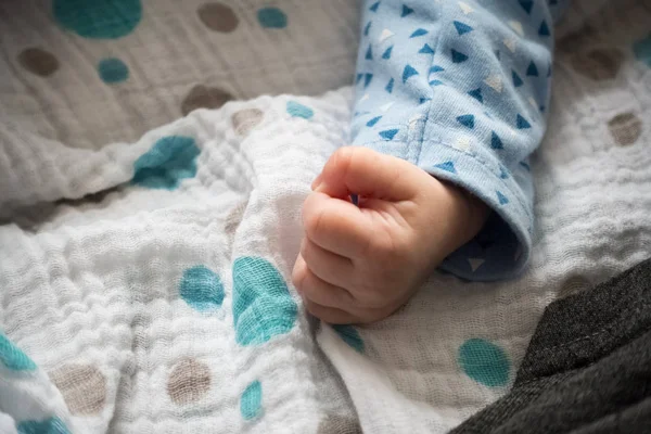 Χαριτωμένο Μωρό Νεογέννητο Χέρι Στο Κρεβάτι — Φωτογραφία Αρχείου