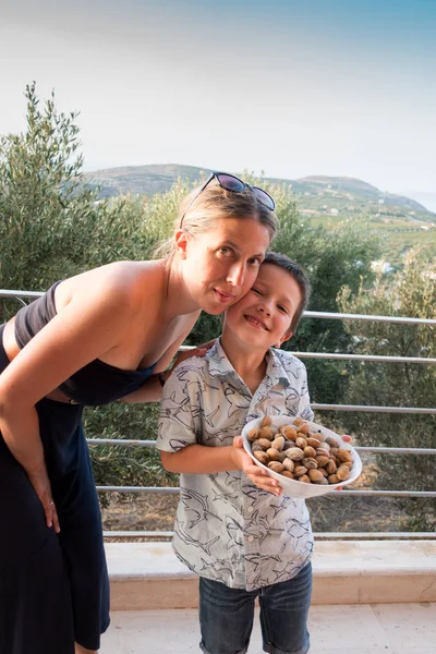 Porträt Einer Mutter Mit Ihrem Sohn Der Einen Teller Mit — Stockfoto