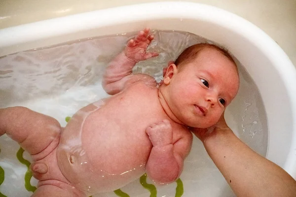 Mom Holding Newborn Baby Bathtub — Stock Photo, Image