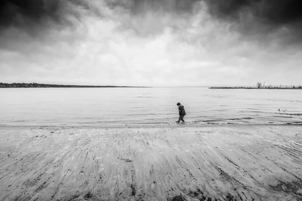 Niño Pequeño Caminando Sobre Arena Playa Ontario Canadá — Foto de Stock