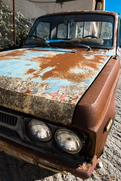 Stary Samochód Zaparkowany Ulicy — Zdjęcie stockowe