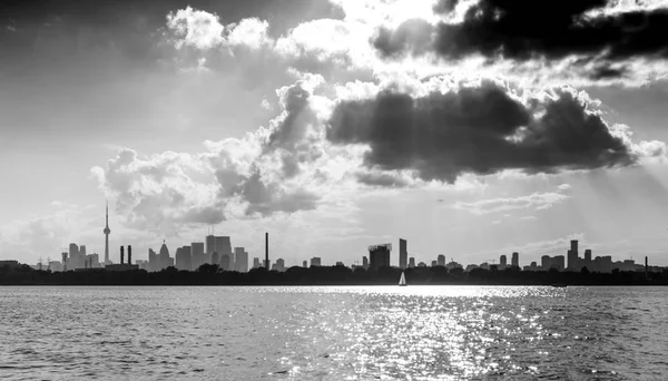 Kaupungin horisonttiin ja Lake Ontario — kuvapankkivalokuva