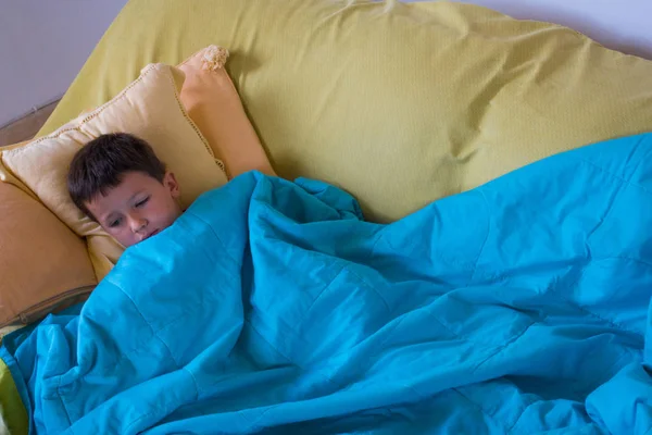 Menino Coberto Cobertor Descansando Cama Grécia — Fotografia de Stock