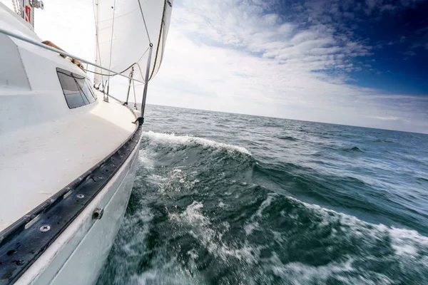 Barca e paesaggio marino — Foto Stock