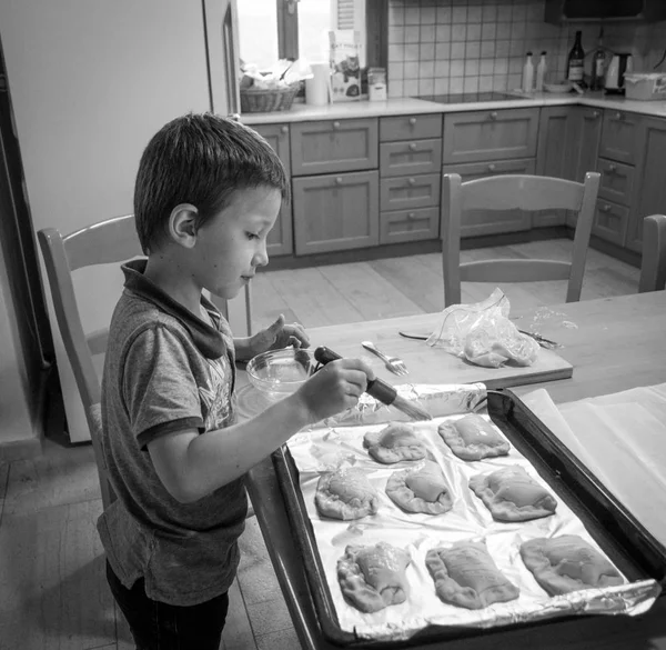Pojke Borstning Puff Köket — Stockfoto