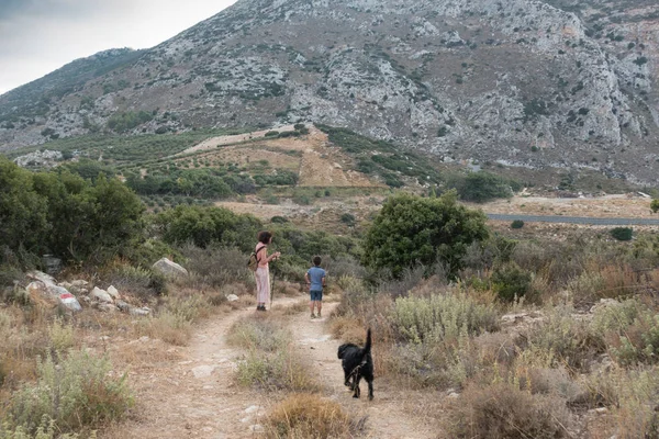 Mutter Und Sohn Beim Bergwandern Archäologie Beton Griechenland — Stockfoto
