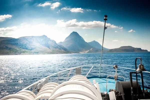 Vistas panorámicas de barco, mar y montaña, Creta, Grecia — Foto de Stock
