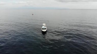 Denizde bir yat. Gökyüzünden video çekimi