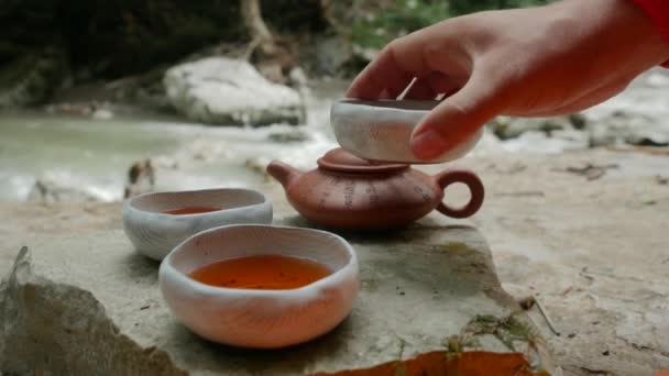 Venkovní čajový obřad, čajový obřad u řeky — Stock video