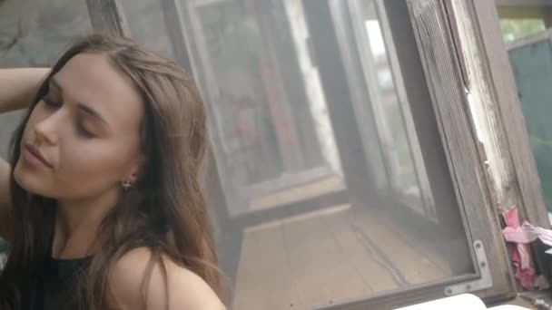 Model pózující u okna, portrétní video — Stock video
