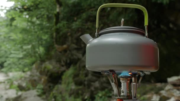 Лагерная газовая горелка, кипящий чай в природе — стоковое видео