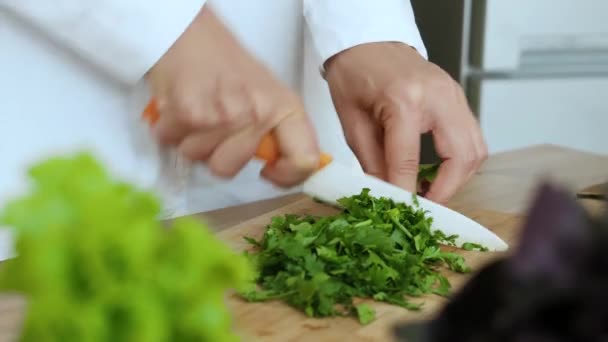 Різання овочів, крупним планом руки різання овочів, зелень — стокове відео