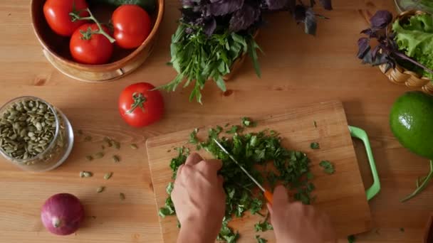 Руки вырезать салат сверху — стоковое видео
