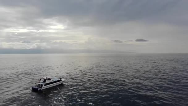 Яхта в море. видеосъемка с неба — стоковое видео