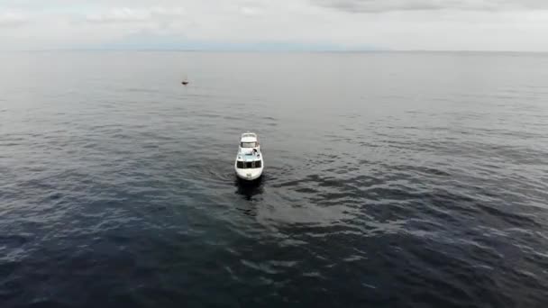 Σκάφος στη θάλασσα. βιντεοσκόπηση από τον ουρανό — Αρχείο Βίντεο