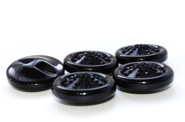 Beyaz arkaplanda beş siyah düğme