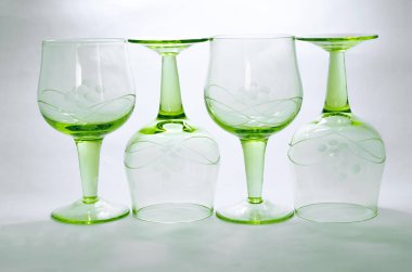 Boş yeşil kadehler.