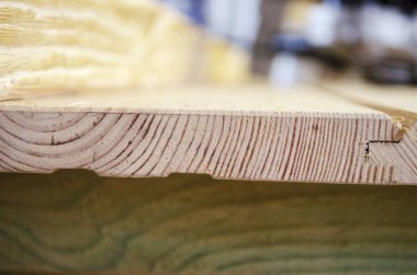 Işık kesimindeki inşaat tahtası